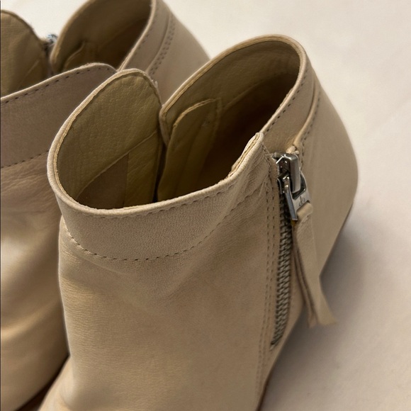 Sam Edelman Packer Leather Ankle Boots in a light Beige color. Size 5.5 - Picture 12 of 14